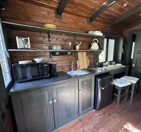 Отель Roulotte / Tiny House Dans Les Alpilles Сен-Реми-де-Прованс Экстерьер фото
